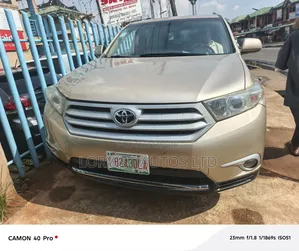 Toyota Highlander Limited 2012 Gold