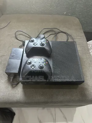 Xbox One With 2controller and 6 Games, Fc25 ,Mk11, Gta5,Nfs,Tomb ,Etc.