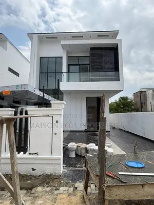 5bdrm Duplex in In A Serene Estate for sale