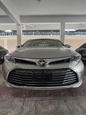 Toyota Avalon XLE Sedan FWD (3.5L 6cyl 6A) 2017 Gold