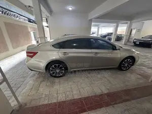 Toyota Avalon XLE Sedan FWD (3.5L 6cyl 6A) 2017 Gold