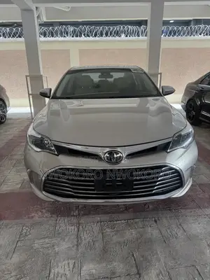 Toyota Avalon XLE Sedan FWD (3.5L 6cyl 6A) 2017 Gold