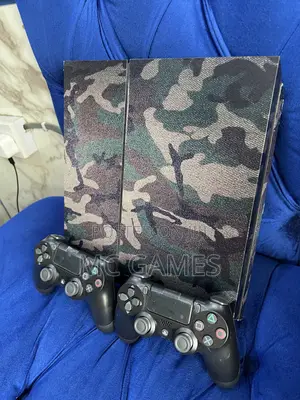 Ps 4 ,Two Controllers and Games
