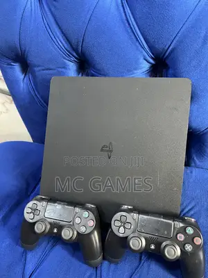 Ps 4 , Two Controllers and 10 Games