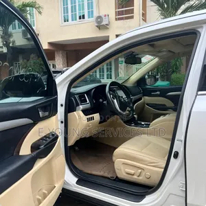 Toyota Highlander XLE 4dr SUV AWD (3.5L 6cyl 6A) 2014 White