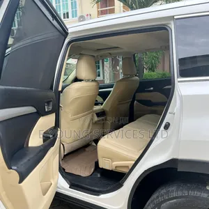 Toyota Highlander XLE 4dr SUV AWD (3.5L 6cyl 6A) 2014 White