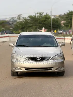 Toyota Camry LE 4dr Sedan (2.4L 4cyl 5M) 2004 Gold