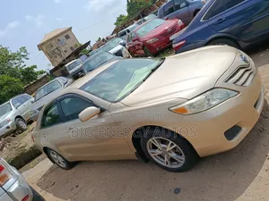 Toyota Camry LE 4dr Sedan (2.5L 4cyl 6A) 2011 Gold
