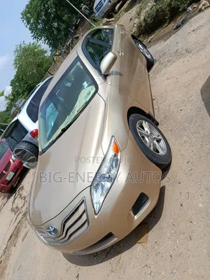 Toyota Camry LE 4dr Sedan (2.5L 4cyl 6A) 2011 Gold