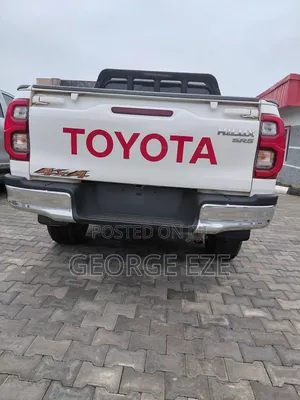 Toyota Hilux 2022 White