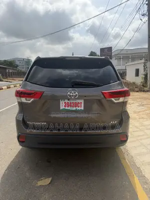 Toyota Highlander XLE 4x2 V6 (3.5L 6cyl 8A) 2017 Gray