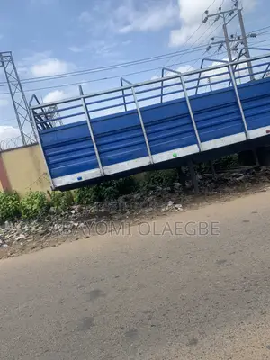 Bucket, 2 Axles and 8 Tyres