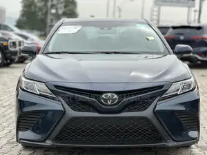 Toyota Camry SE (2.5L 4cyl 8A) 2019 Blue