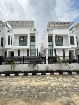 5bdrm Duplex in In An Estate In for sale