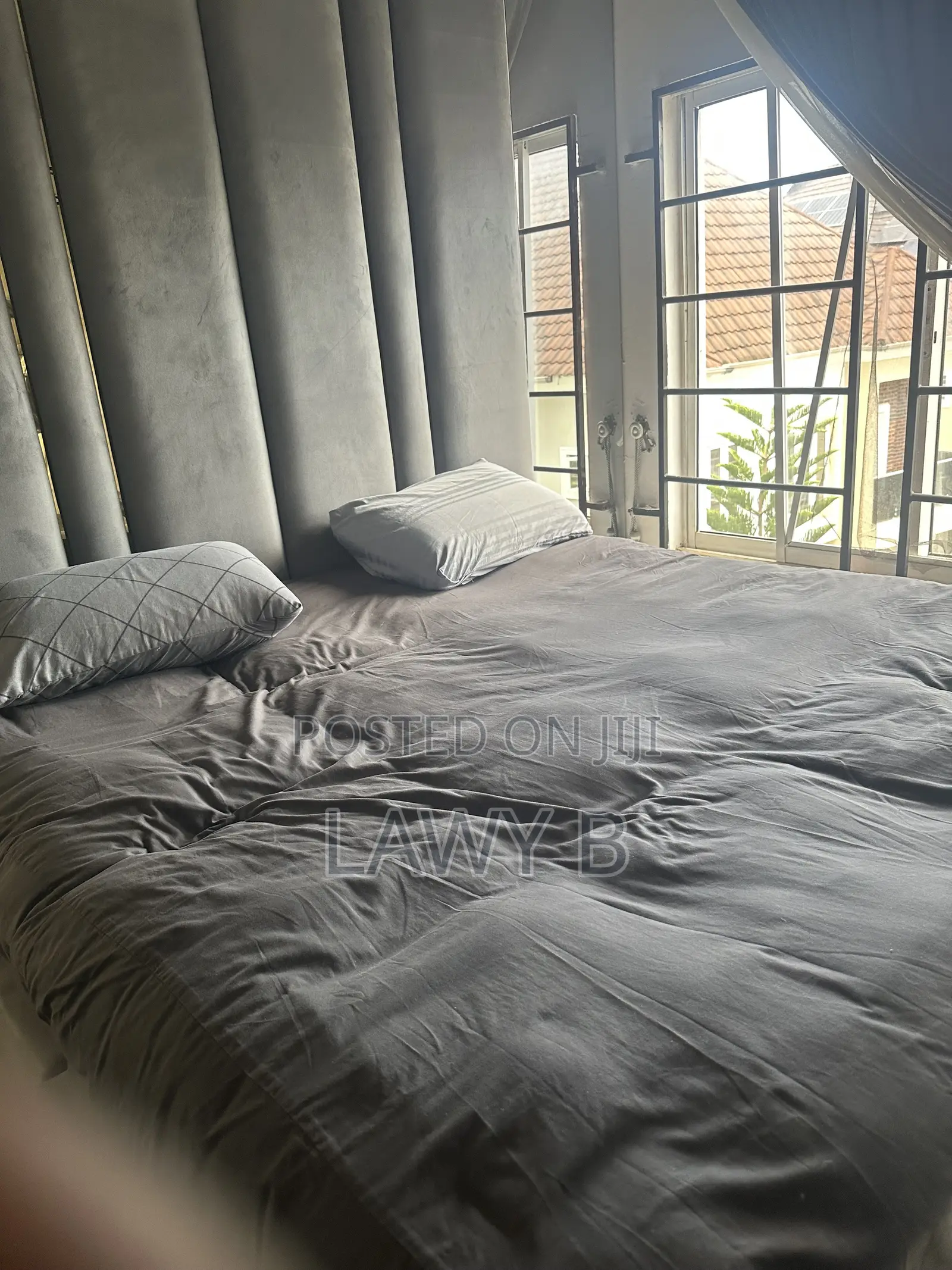Full Bed Console With Lights and 2 Mirrors With 2 Side Drawer