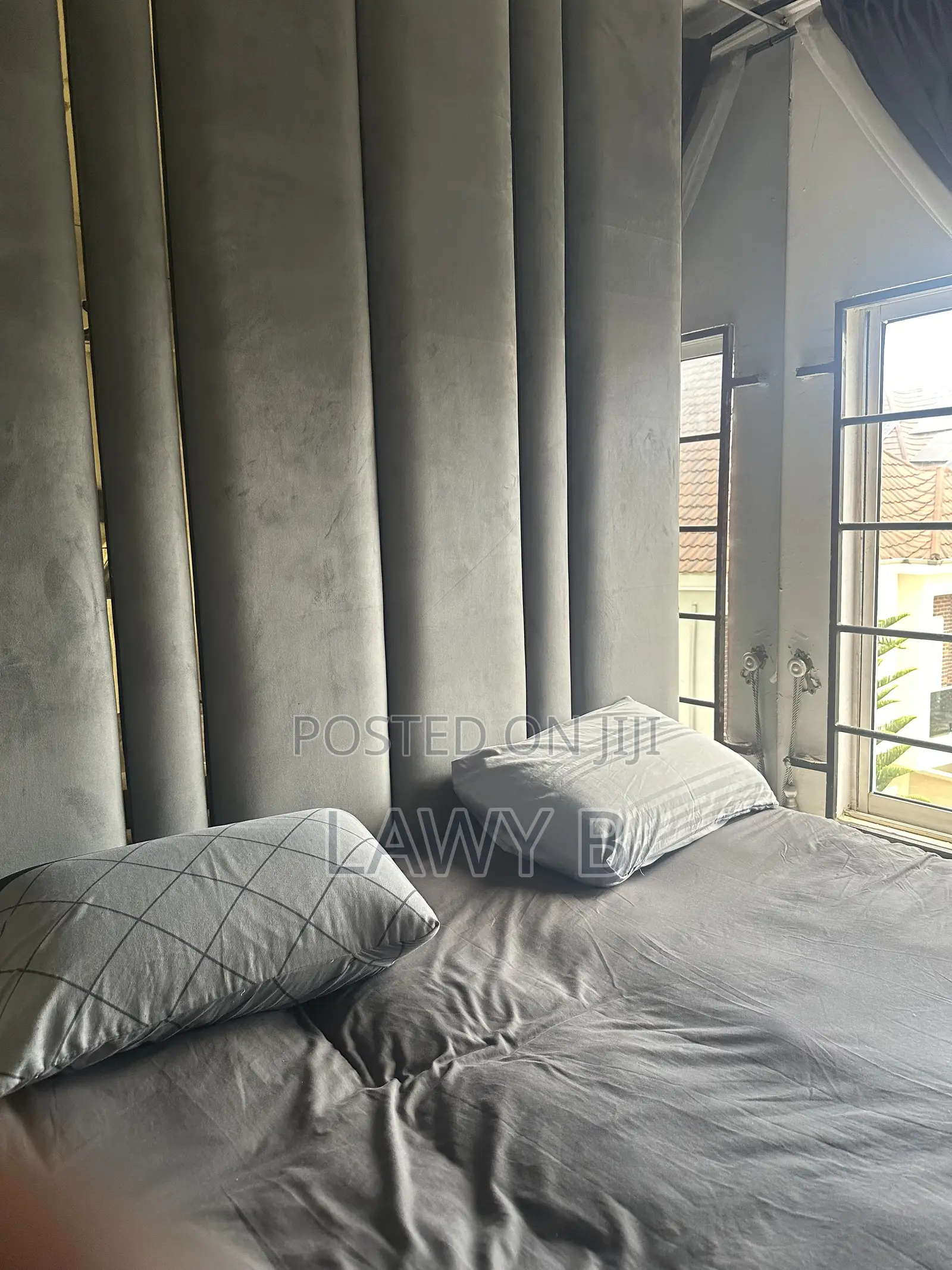 Full Bed Console With Lights and 2 Mirrors With 2 Side Drawer