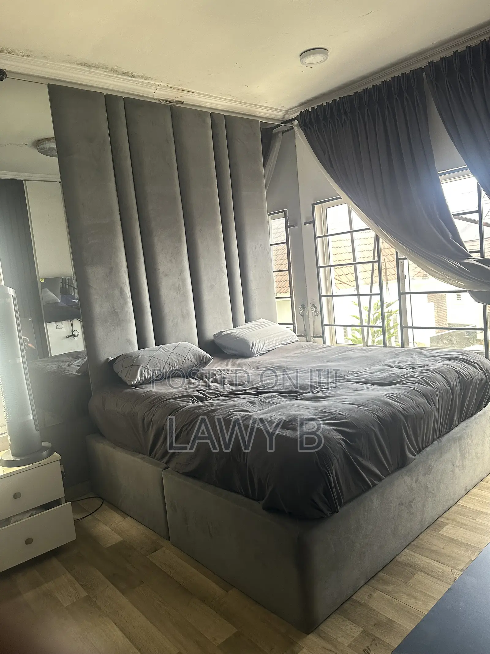 Full Bed Console With Lights and 2 Mirrors With 2 Side Drawer