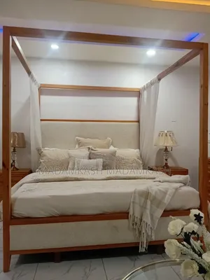 Luxury Bedframe, Matrass 2 Sides and Console
