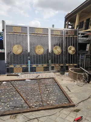 Black Chaka Plate Design Gate