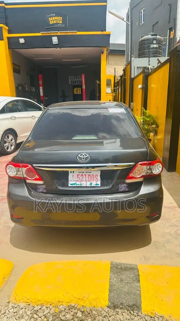 Toyota Corolla LE 4dr Sedan (1.8L 4cyl 4A) 2012 Gray