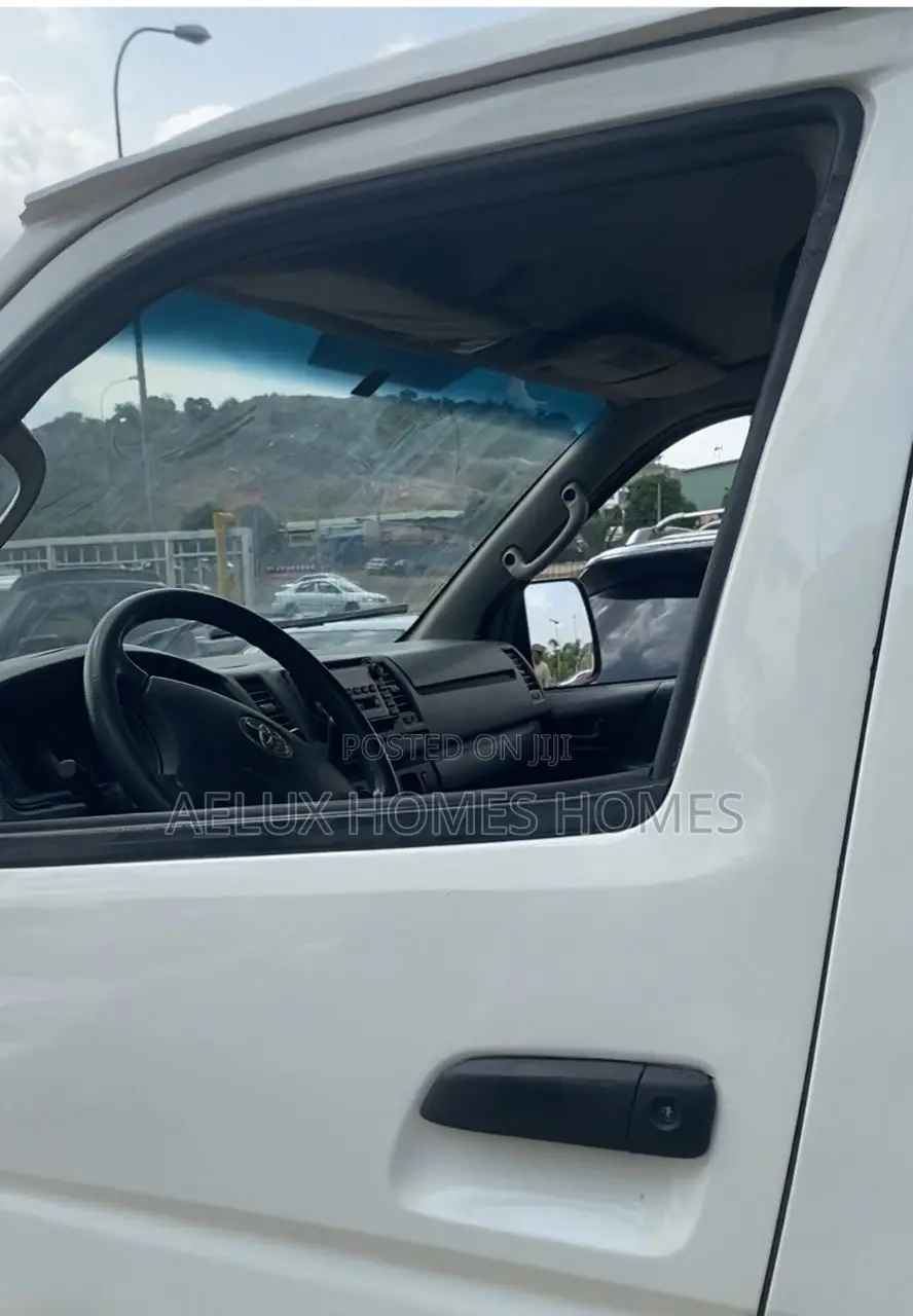 Toyota HiAce 2012 White