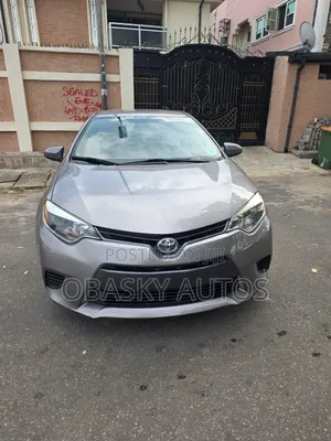 Toyota Corolla LE Premium 4dr Sedan (1.8L 4cyl CVT) 2015 Gold