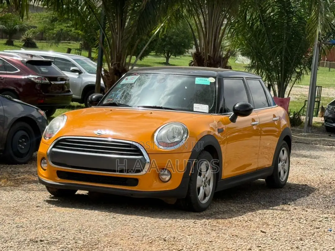 Mini Cooper 2017 Yellow