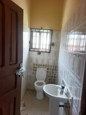 3bdrm Block of Flats in Off Ring Road, Oluyole for rent