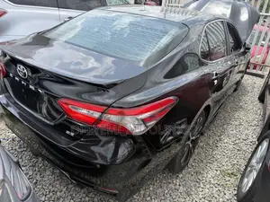 Toyota Camry SE FWD (2.5L 4cyl 8AM) 2018 Black
