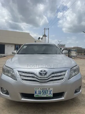 Toyota Camry XLE 4dr Sedan (2.5L 4cyl 6A) 2011 Silver