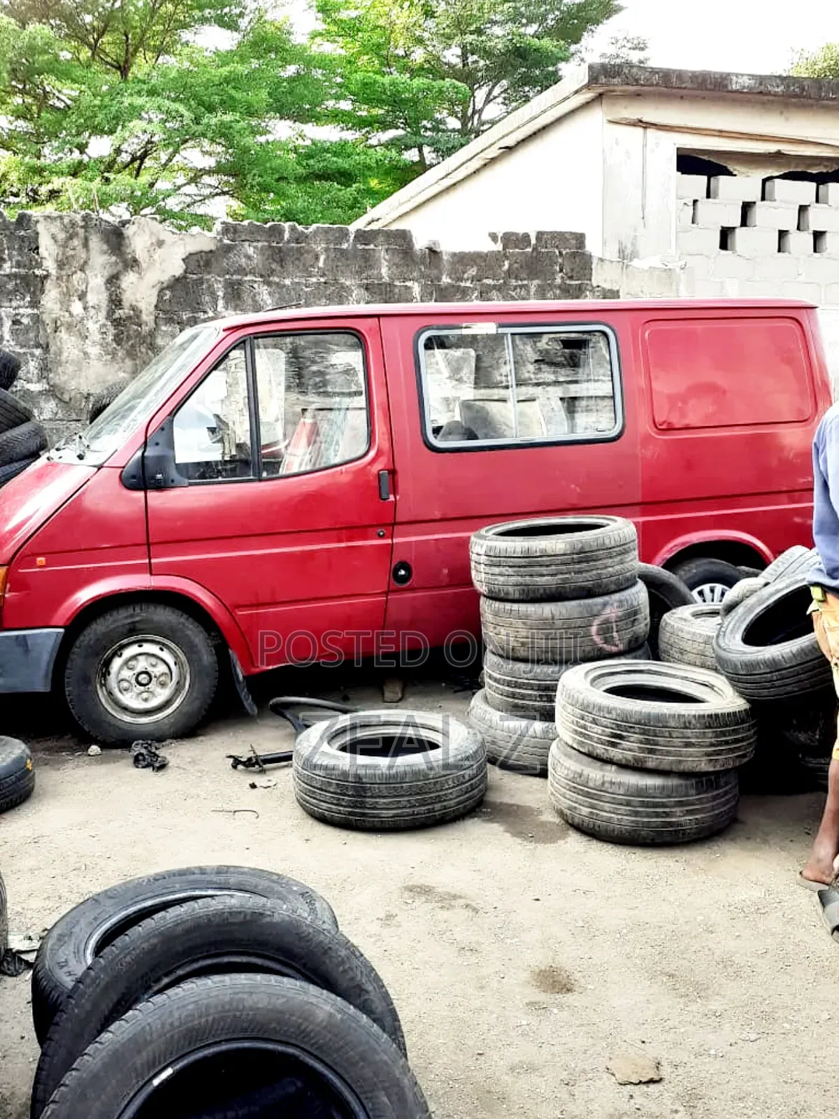 Ford Transit 2000 Red