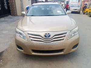 Toyota Camry LE 4dr Sedan (2.5L 4cyl 6A) 2011 Gold