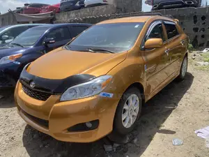 Toyota Matrix XRS Hatchback FWD (2.4L 4cyl 5A) 2010 Gold