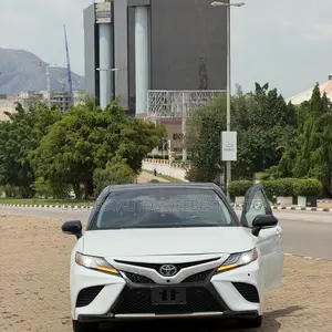 Toyota Camry XSE FWD (2.5L 4cyl 8AM) 2018 White
