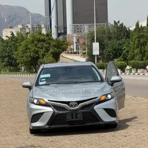 Toyota Camry SE FWD (2.5L 4cyl 8AM) 2018 Silver