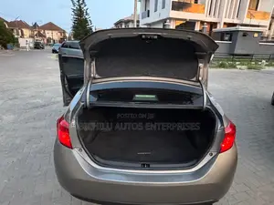 Toyota Corolla SE 4dr Sedan (1.8L 4cyl CVT) 2017 Gray