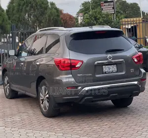 Nissan Pathfinder S 2018 Gray