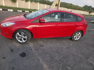 Ford Focus SE 4dr Hatchback (2.0L 4cyl 5M) 2014 Red
