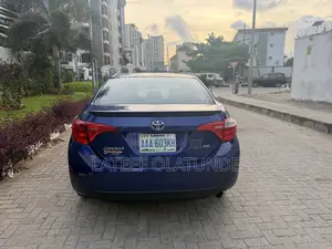 Toyota Corolla SE (1.8L 4cyl 6M) 2018 Blue