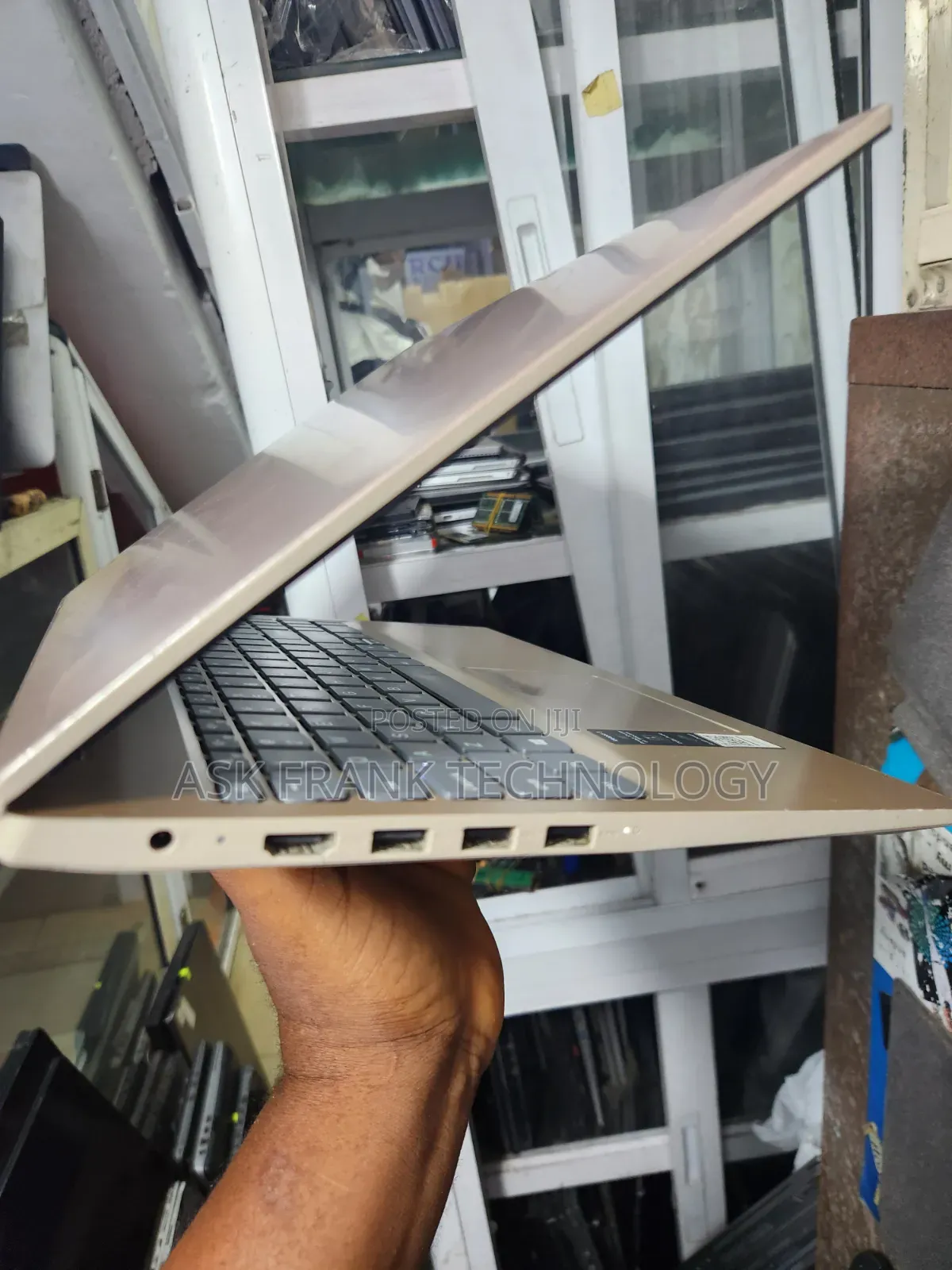 Laptop Lenovo IdeaPad 300 4GB Intel Core i3 SSD 256GB