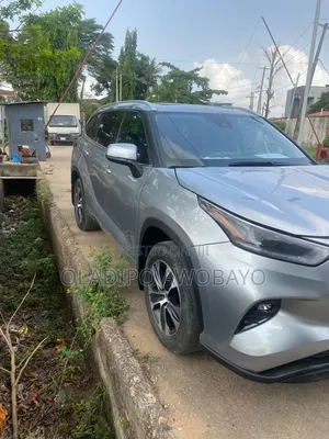 Toyota Highlander XLE 2022 Gray