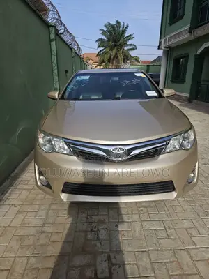 Toyota Camry XLE V6 4dr Sedan (3.5L 6cyl 6A) 2012 Gold