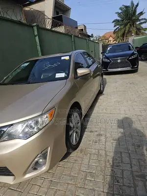 Toyota Camry XLE V6 4dr Sedan (3.5L 6cyl 6A) 2012 Gold