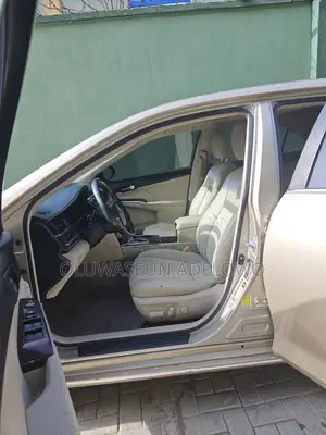 Toyota Camry XLE V6 4dr Sedan (3.5L 6cyl 6A) 2012 Gold
