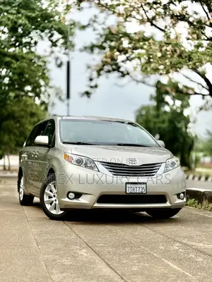 Toyota Sienna 2016 Gold
