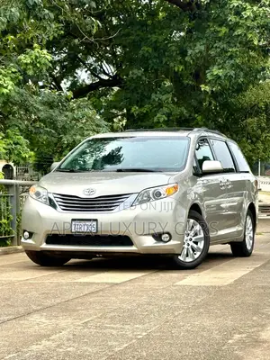 Toyota Sienna 2016 Gold