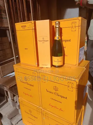 Vueve Cliqout Brut Champagne by 12 Bottles