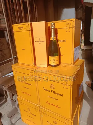 Vueve Cliqout Brut Champagne by 12 Bottles