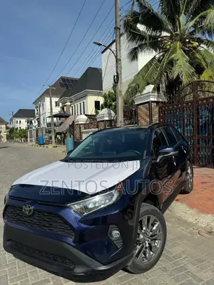 Toyota RAV4 Limited 2021 Blue