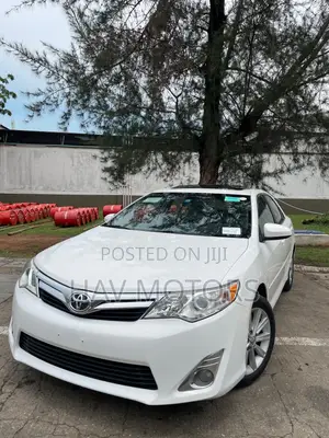 Toyota Camry XLE V6 4dr Sedan (3.5L 6cyl 6A) 2013 White